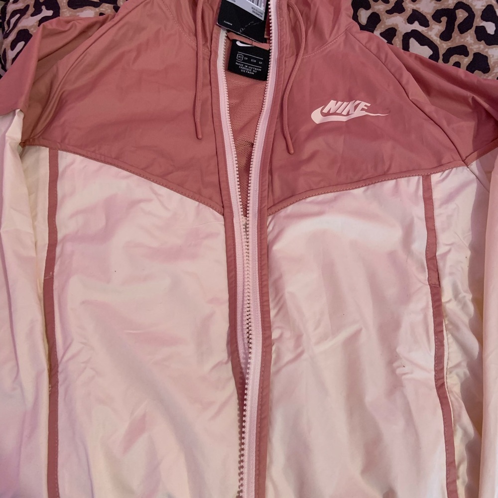 Woman’s Nike Two-Toned WindBreaker